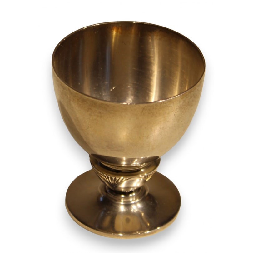 925 silver egg cup by Georg JENSEN: 925 silver egg cup by Georg Jensen, number 572, made between 1933 and 1944,inscribed "Antoine", 49gOrigin: DenmarkPeriod: 20th centuryMaterials: SilverDimensions: Height 5.5 x Diameter 4.5 cm