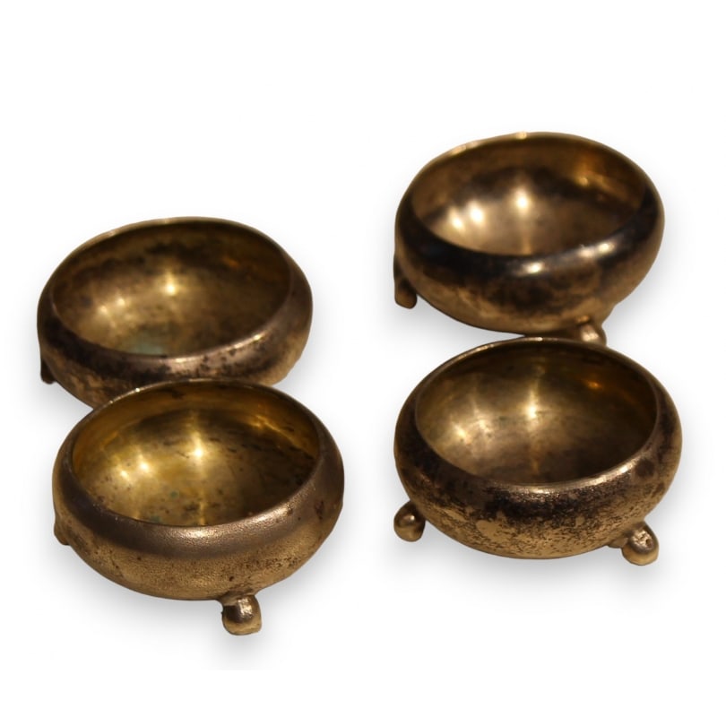 19th century Set of 4 Russian silver salt cellars: Set of 4 Russian silver salt cellars, Moscow 1887,57gOrigin: RussiaPeriod: 19th centuryMaterials: SilverDimensions: Height 2 cm x Diameter 4 cm