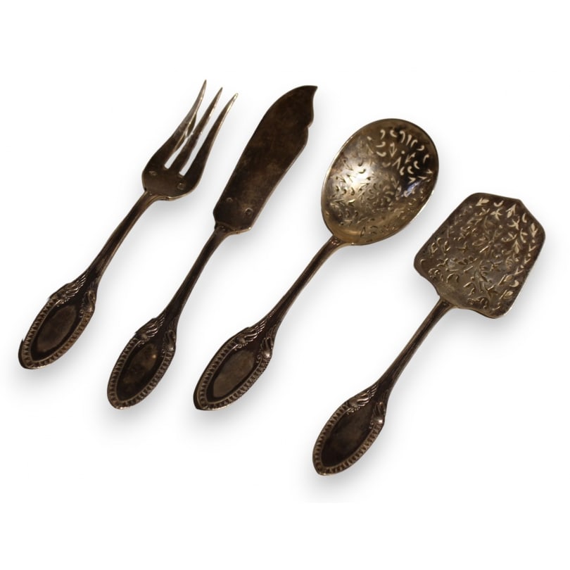 French 19th century Silver dessert service: Silver dessert service, fork, knife, sifter and scoop, hallmarked ML,117gOrigin: FrancePeriod: 19th centuryMaterials: SilverDimensions: Ht 14.5 x 3 x 4 cm