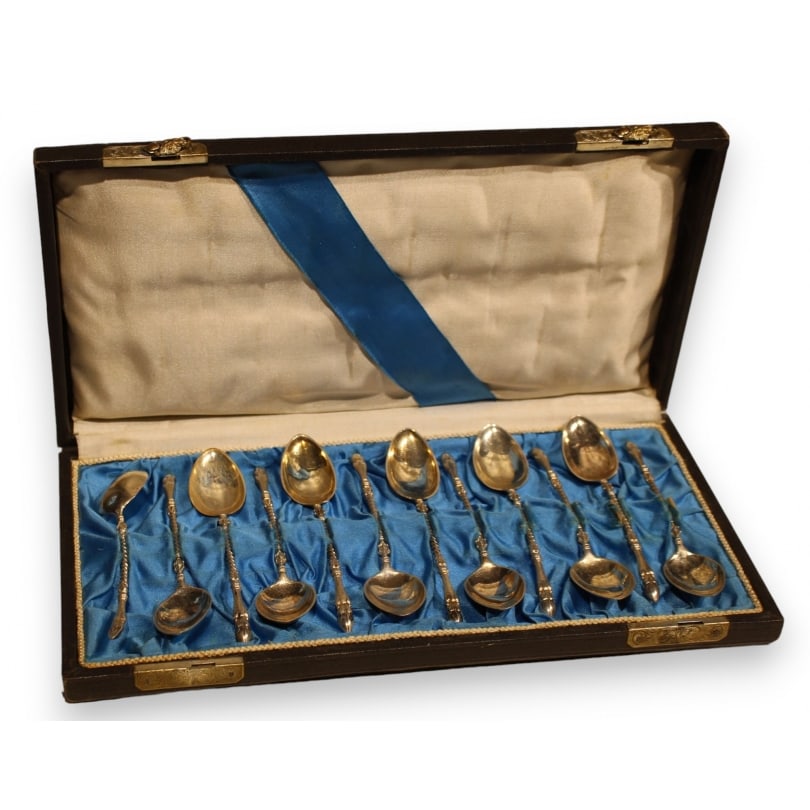 German 19th century Set of 12 crowbar spoons, with gift box: Set of twelve 800 silver twisted spoons with a crowbar tip, with a presentation box.Provenance: Pastori CollectionOrigin: GermanyPeriod: 19th centuryMaterials: SilverDimensions: Ht 4 x 27 x 14 cm