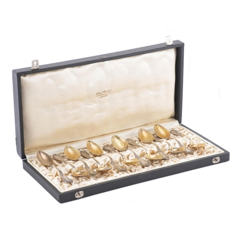 20th century Twelve .800 German silver teaspoons: Twelve German .800 silver teaspoons with gilt bowls.244gOrigin: GermanyPeriod: 20th centuryMaterials: SilverDimensions: Ht 4 x 32 x 15 cm