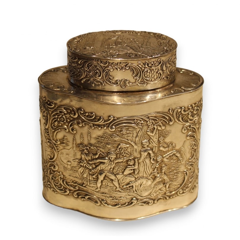 German Silver tea caddy by JOHANN S. KURZ: Repoussé silver tea caddy with figure decoration by JOHANN S. KURZ, Hanau,196gOrigin: GermanyPeriod: 20th centuryMaterials: SilverDimensions: Ht 11 x 10 x 6.5 cm