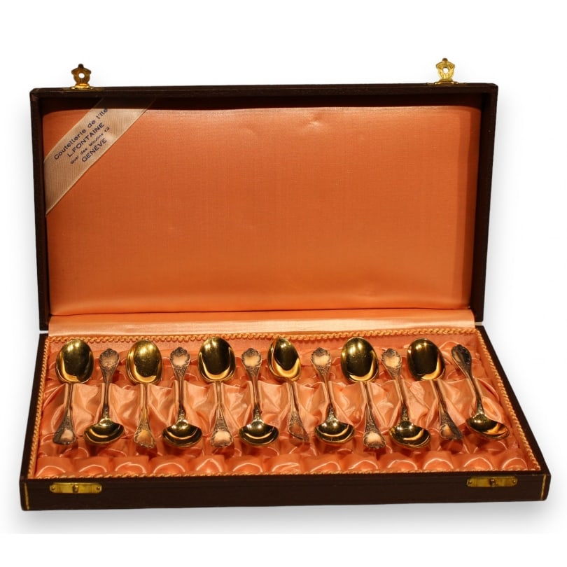 Antique Set of 12 "Marly" mocha spoons by CHRISTOFLE: Set of 6 "Marly" mocha spoons by Christofle in silver, partially gilded,136gOrigin: FrancePeriod: Early 20th centuryMaterials: SilverDimensions: Ht 4 x 27 x 14 cm