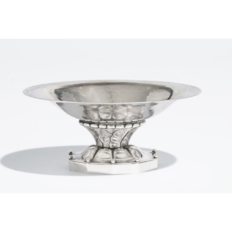Oval silver footed bowl by Georg JENSEN: Oval footed bowl with vegetal motif in silver by Georg JENSEN 42B100gOrigin: DenmarkPeriod: 20th centuryMaterials: SilverDimensions: Ht 5.5 x 12.5 x 9 cm