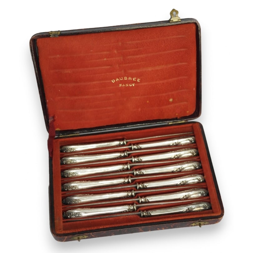 French 19th century Set containing 12 dessert knives: Box containing 12 monogrammed PA dessert knives by Thomas & Henin (Minerva head hallmark)Origin: FrancePeriod: 19th centuryMaterials: Silver
