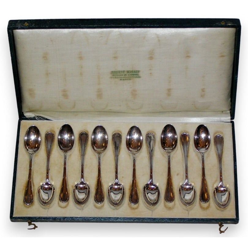 French 19th century Box containing 12 silver spoons: Box containing 12 silver spoons by Clément COUSINOrigin: FrancePeriod: 19th centuryMaterials: SilverDimensions: Ht 1.5 x 18 x 36 cm