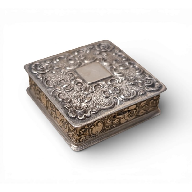 20th century Square 800 silver box: Square 800 silver boxOrigin: EuropePeriod: 20th centuryMaterials: SilverDimensions: Ht 1.5 x 4 x 4 cm