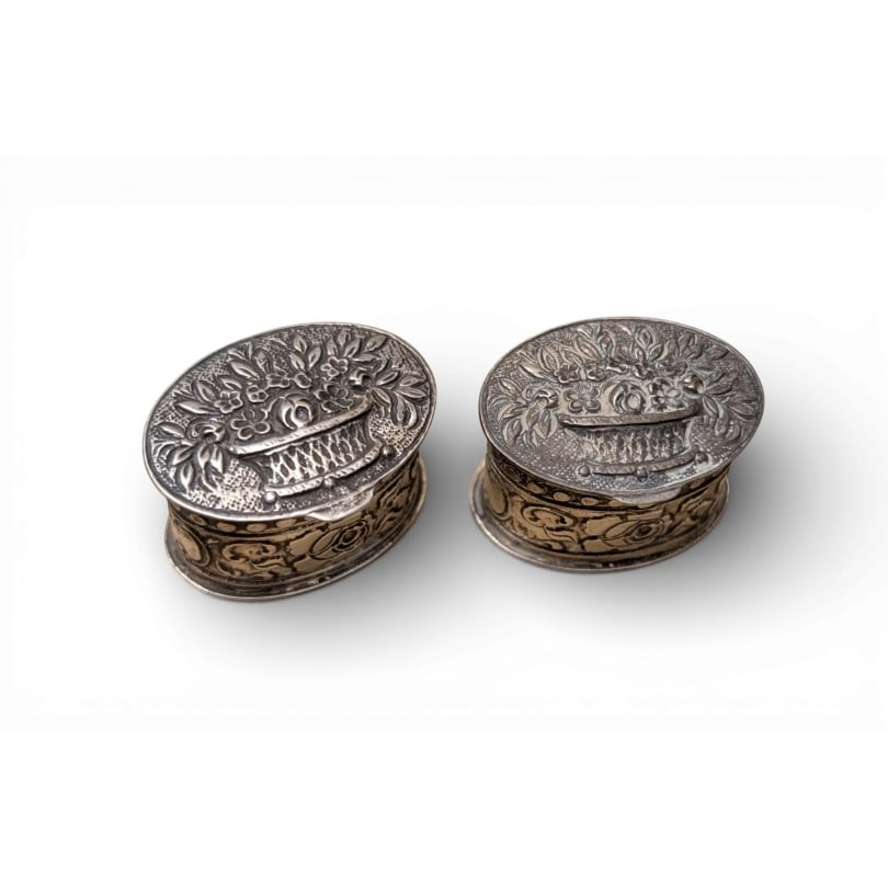 Pair of small oval 800 silver boxes: Pair of small oval boxes, 800 silver fruit basketOrigin: EuropePeriod: 20th centuryMaterials: SilverDimensions: Ht 1.5 x 2.5 x 1.5 cm
