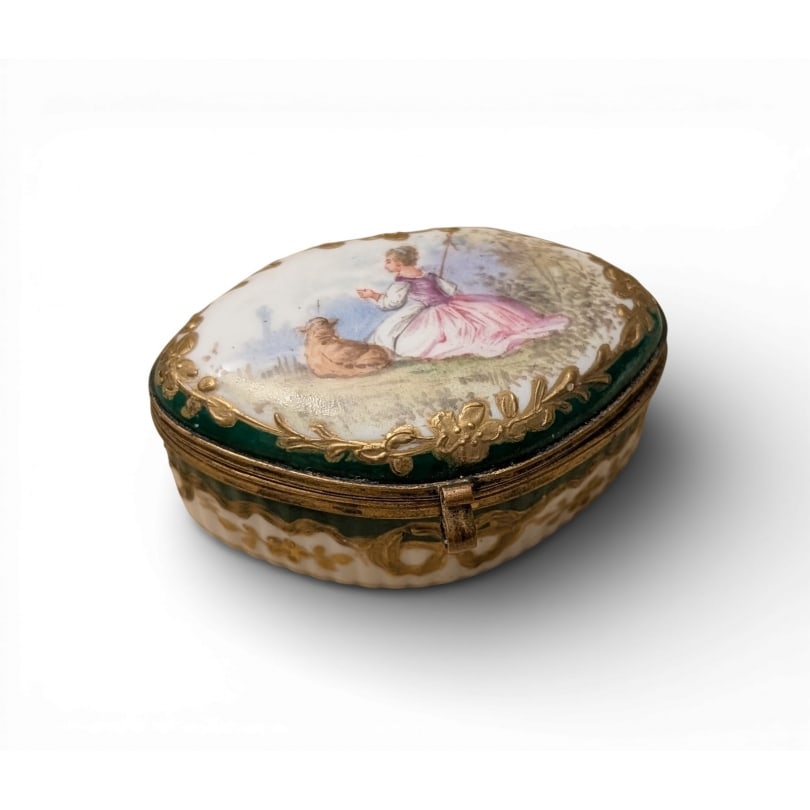 French Small Sèvres Bergère porcelain box: Small porcelain box with shepherdess decoration from SèvresOrigin: FrancePeriod: 20th centuryMaterials: PorcelainDimensions: Ht 3 x 6 x 4.5 cm