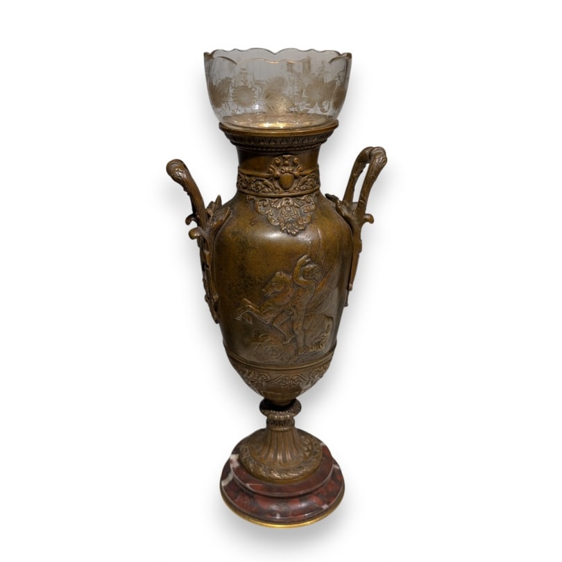 Early 20th century Vase with detached handles decorated with winged horses: Vase with detached handles decorated with winged horses, signed Léon BOUCHER (1868-1939)Origin: FrancePeriod: Early 20th centuryMaterials: BronzeDimensions: Ht 32 x 15 x 10 cm