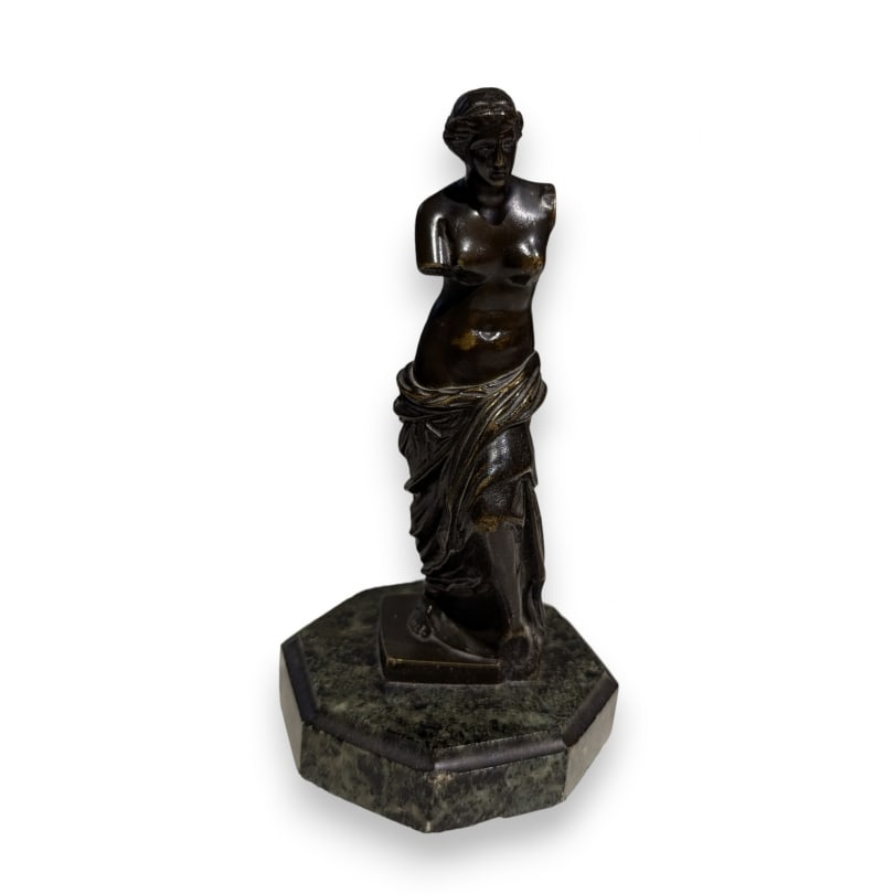 French Bronze "Venus de Milo": Bronze "Venus de Milo", hexagonal base in green marbleOrigin: FrancePeriod: 20th centuryMaterials: BronzeDimensions: Height 16 cm x Diameter 9 cm