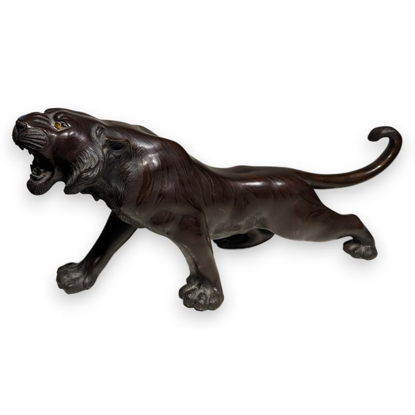 19th century Roaring Tiger in bronze, Gyôkô SAKU brand: Roaring bronze tiger, Meiji period, tiger's eye eyes, Gyôkô SAKU markOrigin: JapanPeriod: 19th centuryMaterials: BronzeDimensions: Ht 26 x 56 x 15 cm