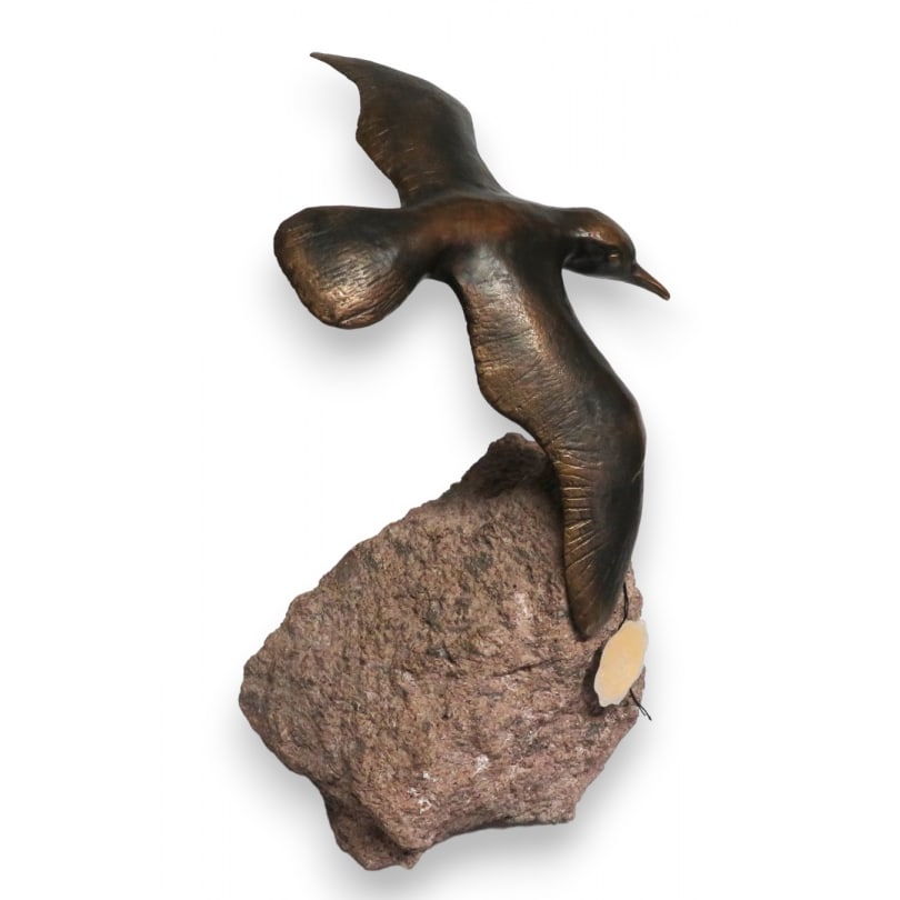 swiss Bronze seagull on a stone: Bronze seagull on a stone, signedREUSSNER FoundryOrigin: SwitzerlandPeriod: 20th centuryMaterials: BronzeDimensions: Ht 29.5 x 24 x 20 cm