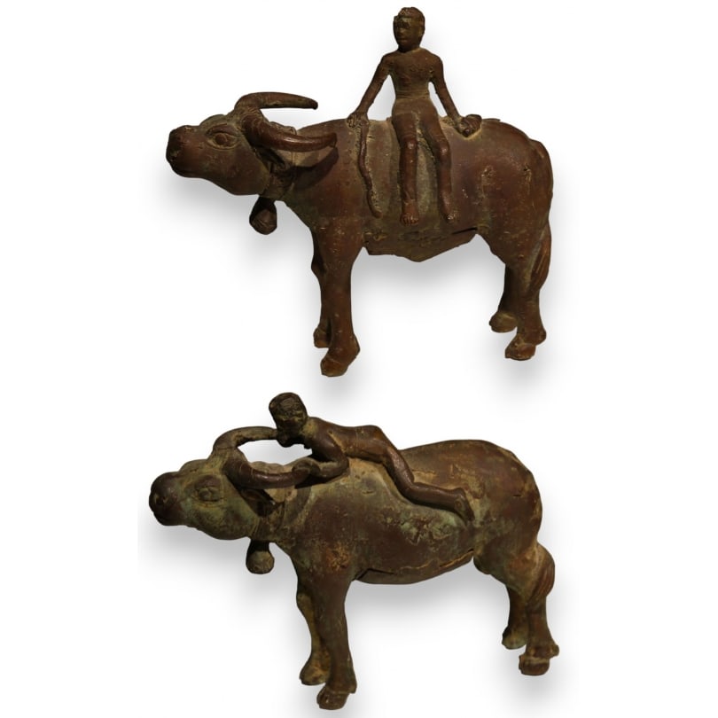Eastern 19th century Pair of Indonesian bronze oxen: Pair of Indonesian bronze oxenOrigin: EasternPeriod: 19th centuryMaterials: BronzeDimensions: Ht 18 x 19 x 8 cm