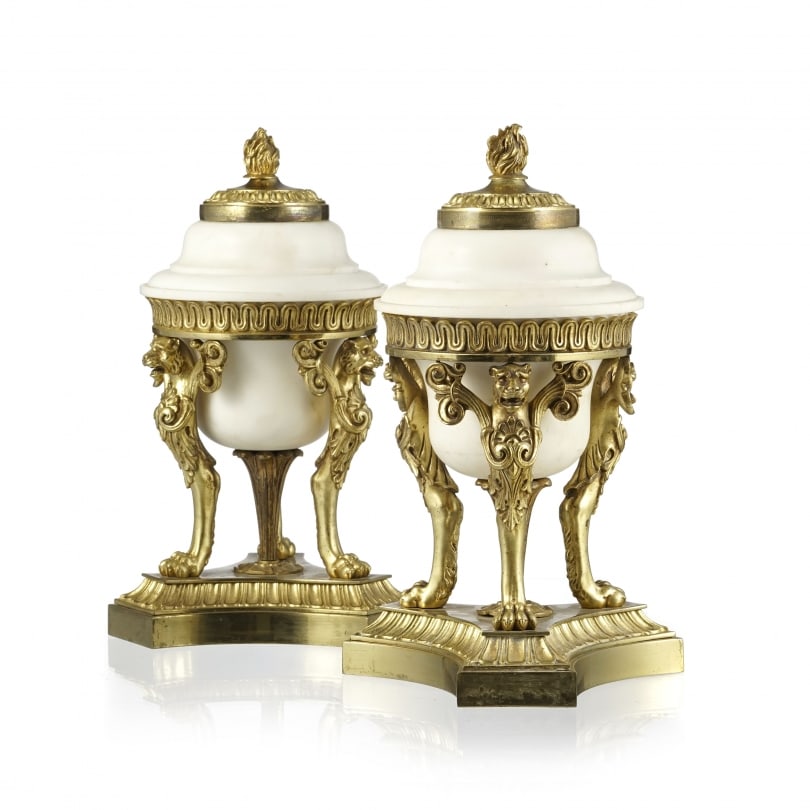 19th century Pair of white marble and bronze cassolettes: Pair of cassolettes in white marble and gilt bronze, tripod base decorated with panther muzzles and ending in claw feetOrigin: FrancePeriod: 19th centuryMaterials: Gilded bronzeDimensions: Height 36 x