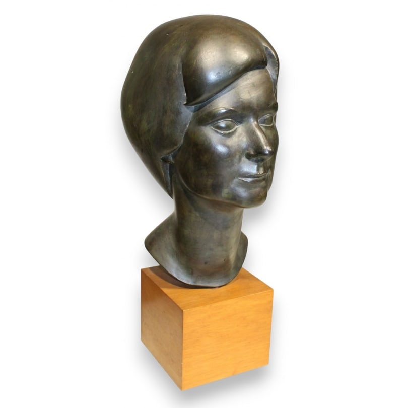Plaster cast "Head of Mrs. Pastori" by Y. LARSEN: Plaster model "Bust of Mrs. JM. Pastori" by Y. LARSEN (Yvan 1924-2021), wooden baseNo. 114 in the catalogue.Provenance: Pastori CollectionOrigin: SwitzerlandPeriod: 20th centuryMaterials: PlasterDimen