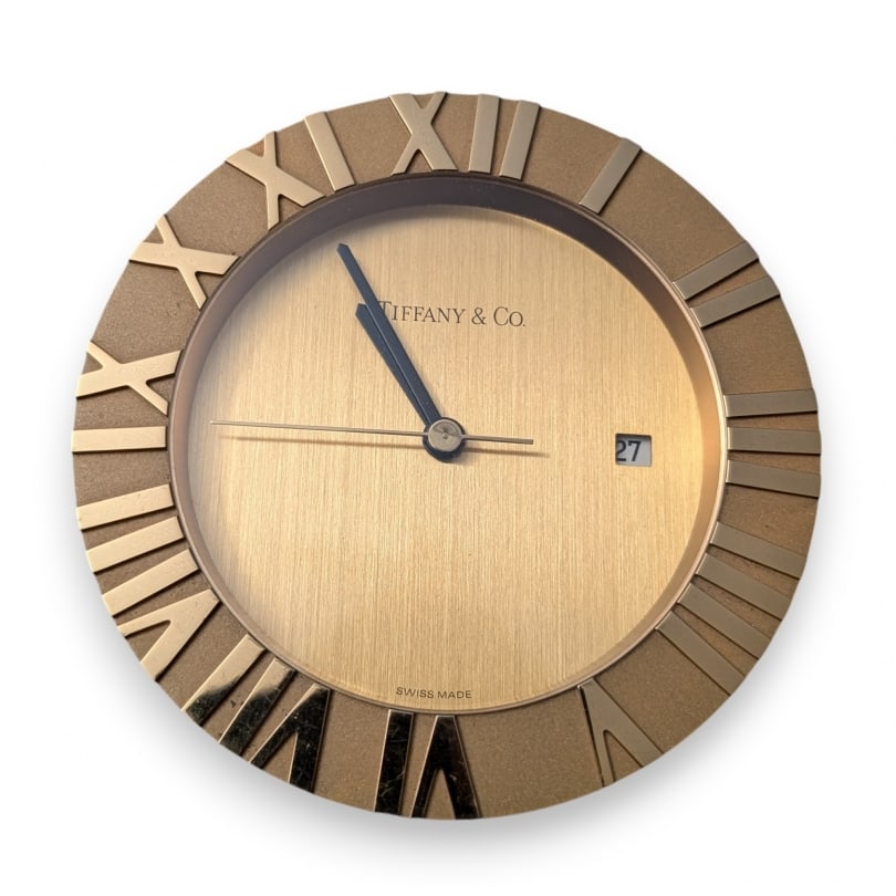 "Atlas" table clock by TIFFANY & Co.: "Atlas" table clock by TIFFANY & Co, quartz movementOrigin: SwitzerlandPeriod: 20th centuryMaterials: Gold-plated brassDimensions: Height 5 x Diameter 10 cm