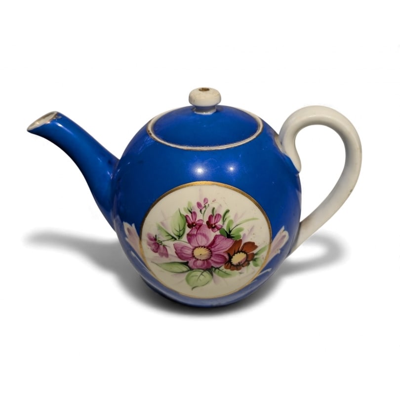 Russian Early 20th century Gardner Imperial porcelain ball teapot: Gardner Imperial Moscow blue porcelain ball teapot with floral decorationOrigin: RussiaPeriod: Early 20th centuryMaterials: PorcelainDimensions: Ht 12 x 19 x 11 cm