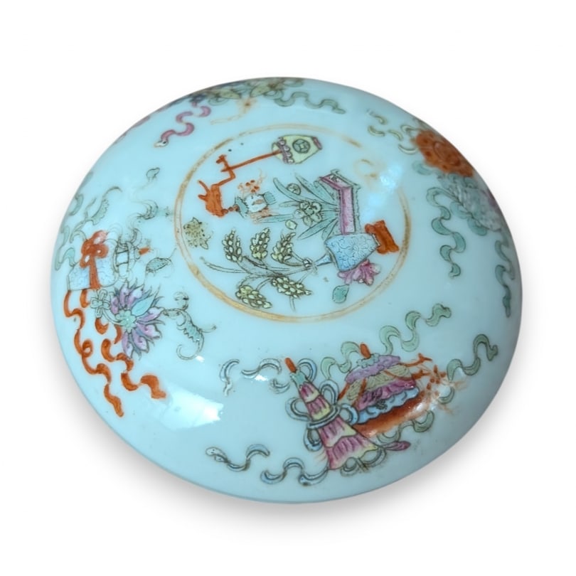 Chinese Round porcelain box "Vases of flowers": Round porcelain box "Vases of flowers"Origin: ChinaPeriod: 20th centuryMaterials: PorcelainDimensions: Height 3.5 x Diameter 8 cm