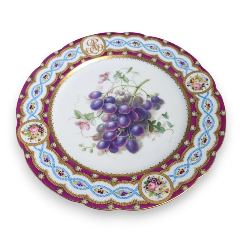 French 19th century "Grapes" plate by BOYER: "Grapes" plate monogrammed JA by BOYER, rue de la paixOrigin: FrancePeriod: 19th centuryMaterials: PorcelainDimensions: Height 3 cm x Diameter 26 cm