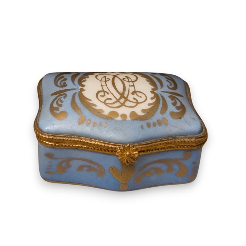 French Limoges blue porcelain box: Blue Limoges porcelain box with brass mountsOrigin: FrancePeriod: 20th centuryMaterials: PorcelainDimensions: Ht 3 x 6 x 4.5 cm