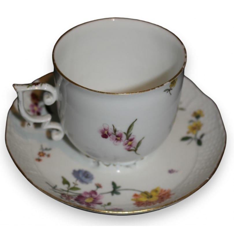 18th century Cup and saucer - MEISSEN: Cup and saucer - MEISSEN - floral designOrigin: GermanyPeriod: 18th centuryMaterials: PorcelainDimensions: Height 8 x Diameter 13 cm