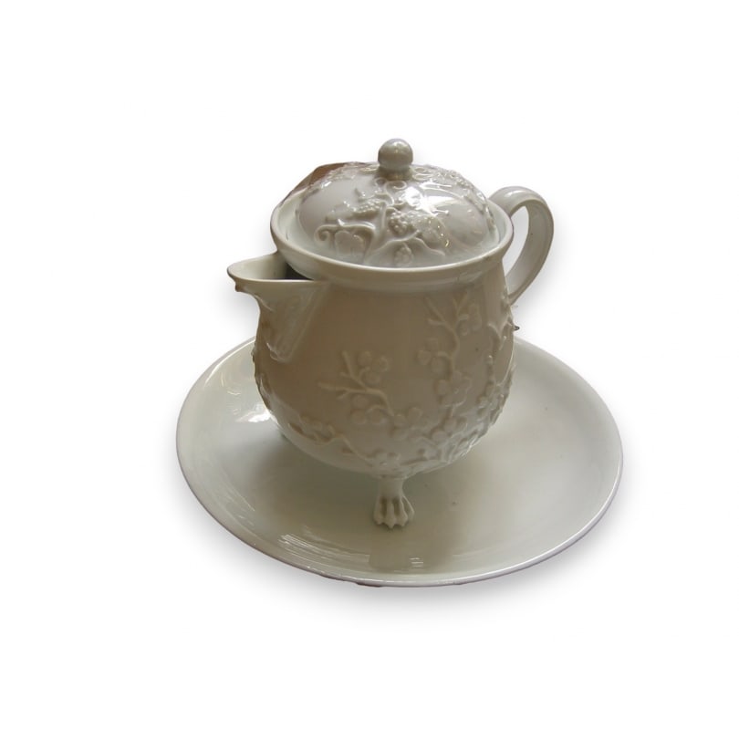 19th century Meissen Small teapot, ball-shaped: Small, ball-shaped teapot with a white Meissen porcelain stand; the spout has been repaired.Origin: GermanyPeriod: 19th centuryMaterials: PorcelainDimensions: Height 14 x Diameter 17.5 cm