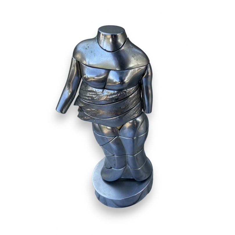 Sculpture "Mini Caryatid" signed BERROCAL Ed. 2445/9500: Nickel-plated metal sculpture "Mini Caryatid" signed BERROCAL (Miguel 1933-2006)Ed. 2445/9500Origin: SpainPeriod: 20th centuryMaterials: MetalDimensions: Ht 16 x 7 x 6 cm