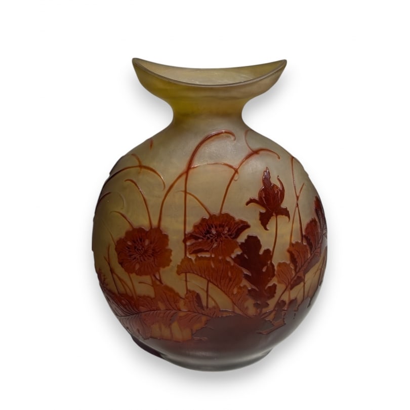 Early 20th century Poppy Vase signed GALLÉ: Orange multi-layered glass vase on a beige background with an acid-etched poppy design, signed GALLÉ (Émile 1846-1904)Origin: FrancePeriod: Early 20th centuryMaterials: GlassDimensions: Ht 23 x 18 x