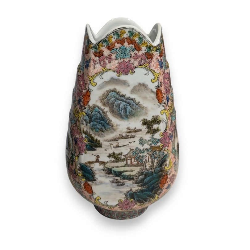 Chinese porcelain vase, landscape: Chinese porcelain vase, landscapeOrigin: ChinaPeriod: 20th centuryMaterials: PorcelainDimensions: Ht 26 x 16 x 12 cm