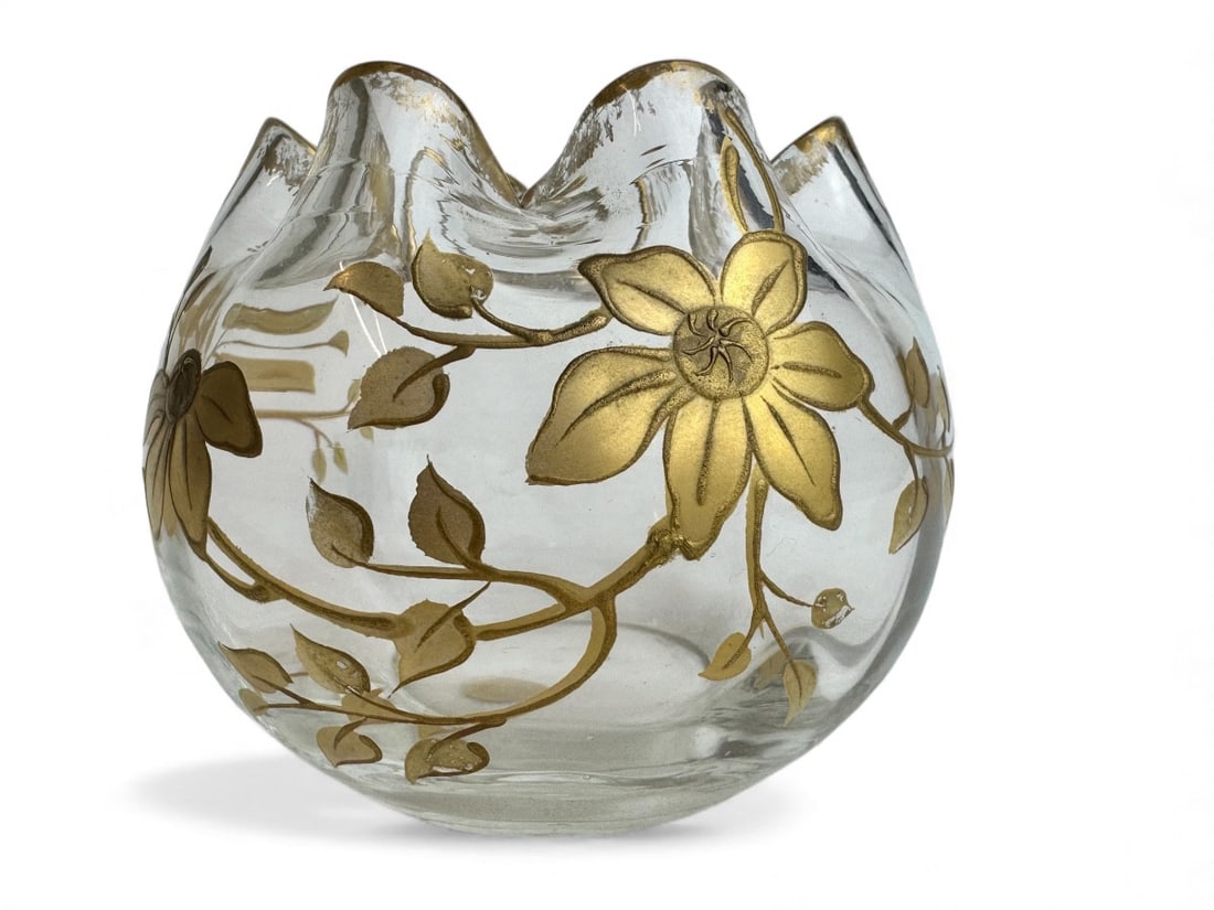 Art Nouveau Saint Louis - ball vase decorated with clematis: A spherical crystal vase with a narrow, lobed neck, decorated with high-relief gilt enamel clematis. It bears the Saint Louis paper label, with the mark used since 1905. Dimensions: 8.5 x 9.5 cm