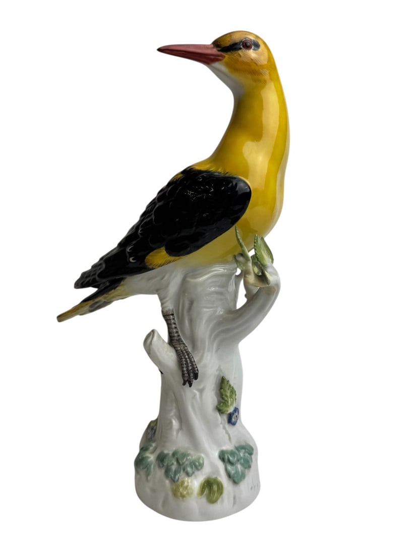Meissen - Porcelain figure "Golden Oriole on a Tree Trunk": Meissen porcelain figurine of a golden oriole on a tree trunk. Model created by Johann Joachim Kaendler around 1734. Marked with crossed blue swords and numbered 820X, height 26 cm. In excellent condi
