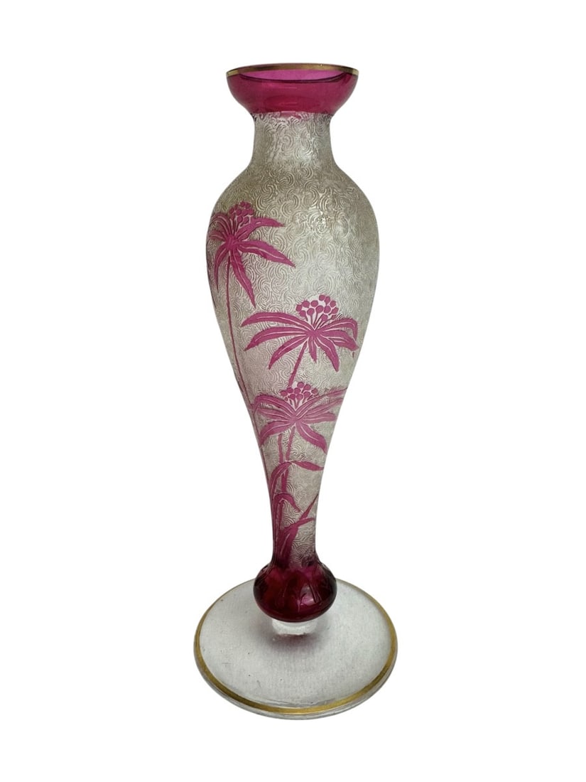 Saint Louis Crystal Factory - Vase with floral decoration: Saint Louis Crystal - Small multi-layered crystal vase with an acid-etched frosted base, decorated with pink floral motifs and gold highlights. Height: 15cm, base diameter: 5.5cm