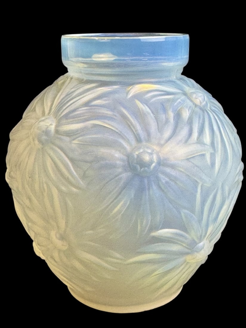 Etling - Opalescent vase with dahlia decoration: Opalescent glass baluster vase decorated with dahlias, circa 1920-1930. Dimensions: 12.5 cm high, 10 cm in diameter, and 5.5 cm at the rim. Signed Etling France in high relief.