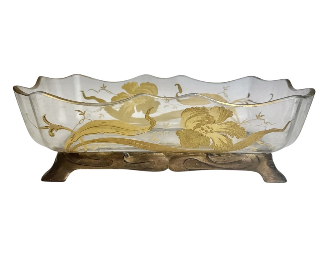 Baccarat - Crystal jardinière with iris decoration Art Nouveau: A Baccarat crystal jardinière from the Art Nouveau period, circa 1900, cut and decorated with a gold iris motif. Beneath the gold is a hint of red, a Baccarat signature.The jardinière rests on its o