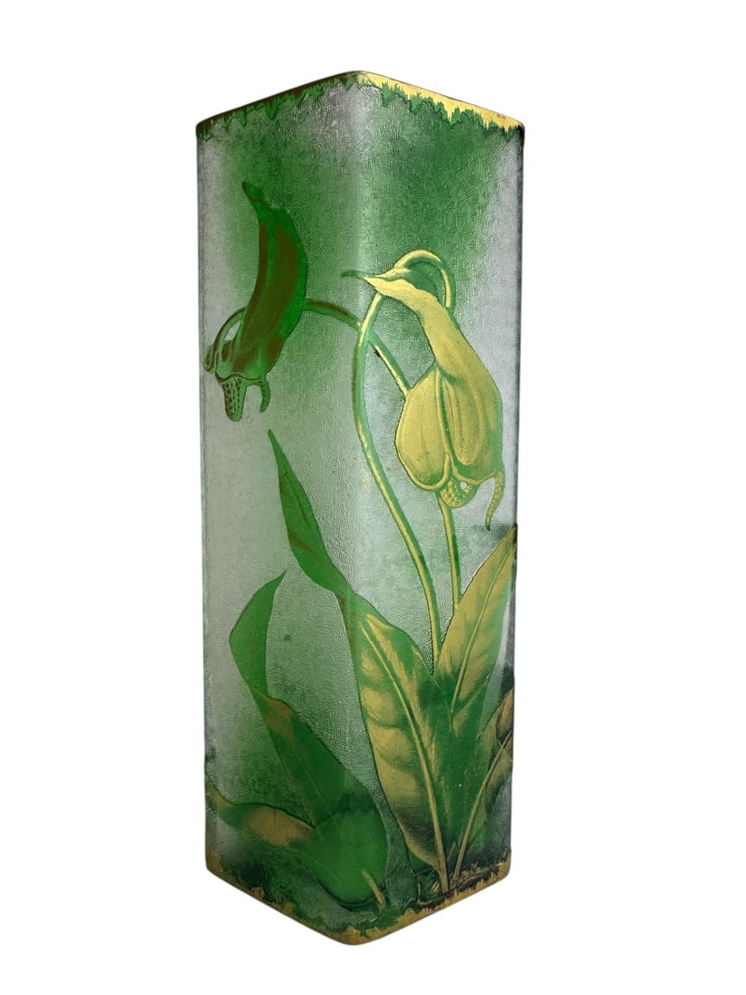 Baccarat - diamond-shaped vase with floral decoration: Art Nouveau Baccarat lozenge-shaped vase in double green colorless crystal, blown and tooled. The floral decoration is acid-etched in relief using color reserve and highlighted with gold, circa 1900.