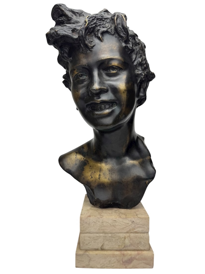 Vincenzo Cinque - Bronze bust of a young Neapolitan: Bronze bust of a smiling Neapolitan boy on a marble base. Signed Cinque next to his shoulder. Total height 42cm, bronze only 34cm