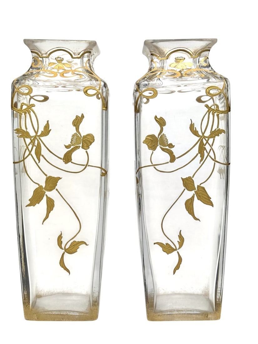 Baccarat - Pair of Art Nouveau vases: Pair of slightly conical, square-section, colorless crystal vases with flared necks, decorated with finely painted, sinuous vegetal motifs in gilt enamel, typical of Baccarat production around 1900. I