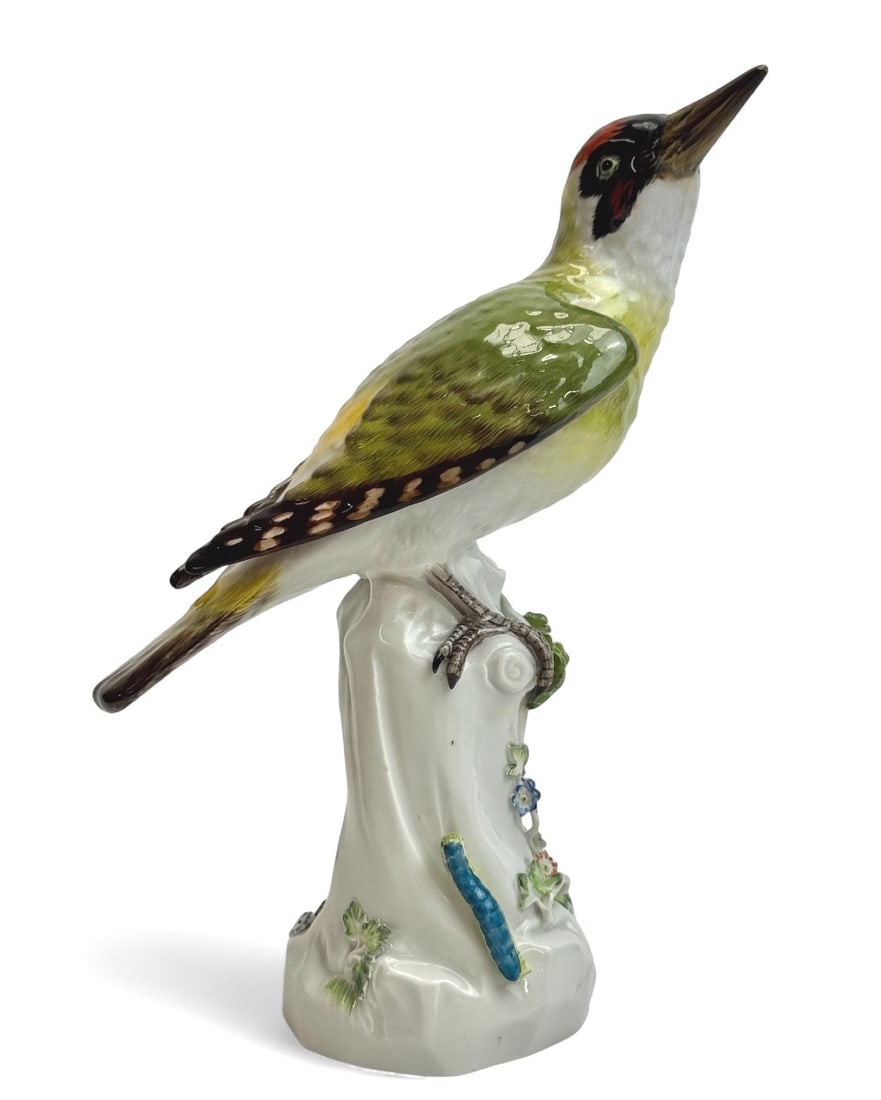 Meissen - Porcelain figure "Green woodpecker on a tree trunk": Meissen porcelain figurine depicting a green woodpecker on a tree trunk, with a caterpillar climbing it (Grünspecht auf Stamm). Model created by Johann Joachim Kaendler around 1764. Marked with cross