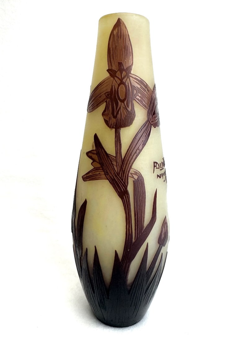 Delatte - vase decorated with orchids Art Nouveau: Multi-layered acid-etched vase decorated with orchids, signed A. Delatte Nancy. In good condition, chip in the neck, height 26cm.