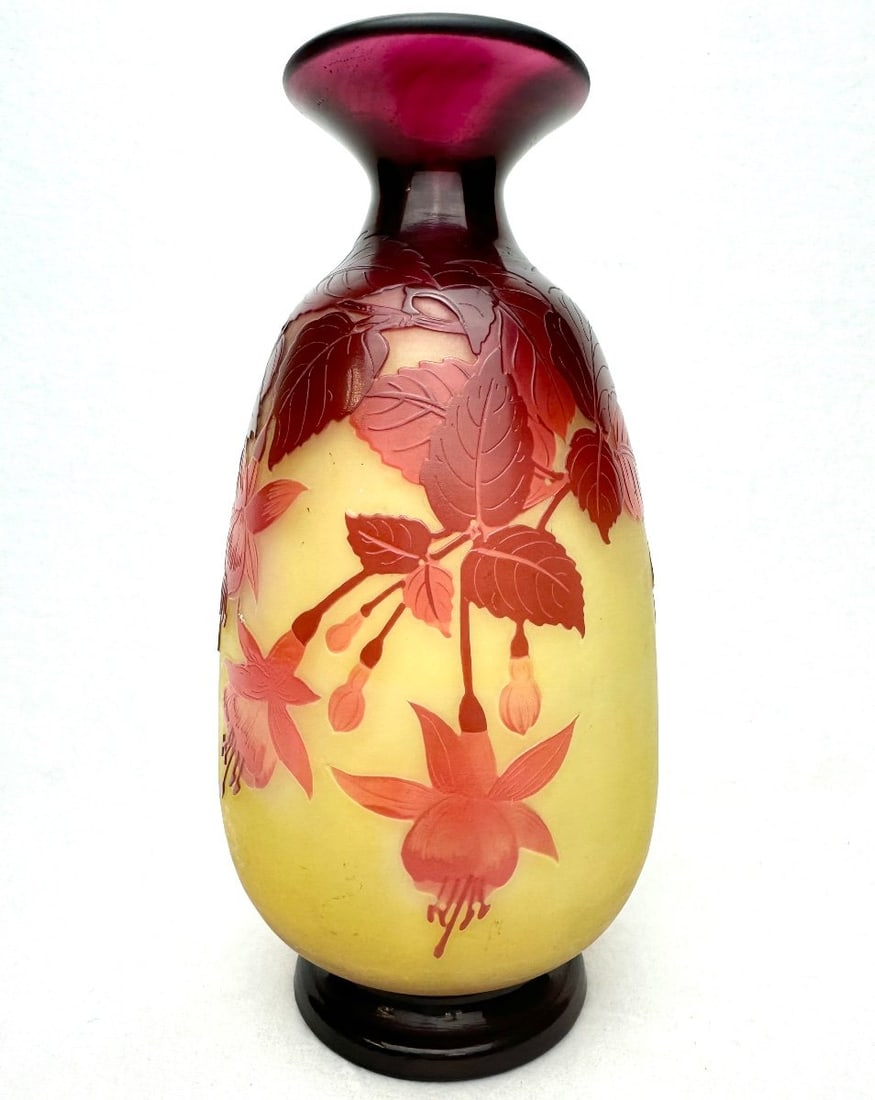 Art Nouveau Gallé - Vase with Fuchsia Decoration: Multi-layered glass vase, cameo-engraved with fuchsia flowers in shades of red, orange, and burgundy on a yellow satin background. Signed Gallé in cameo. Height: 21 cm