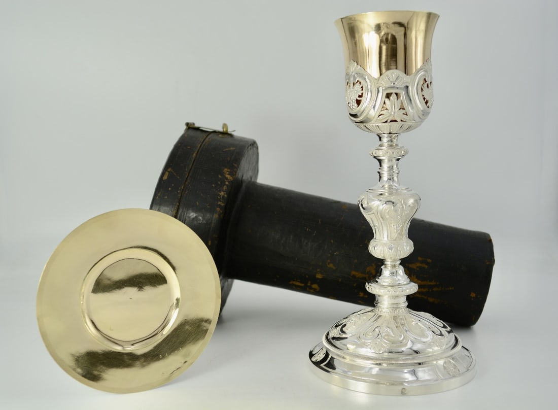 Silver chalice and paten, France, Empire period, by JC Cahier, goldsmith: The chalice, made of silver, is composed of four interlocking or screwed elements: a circular foot with three stepped edges, a stem with rings and collars, and a baluster-shaped knop reminiscent of th