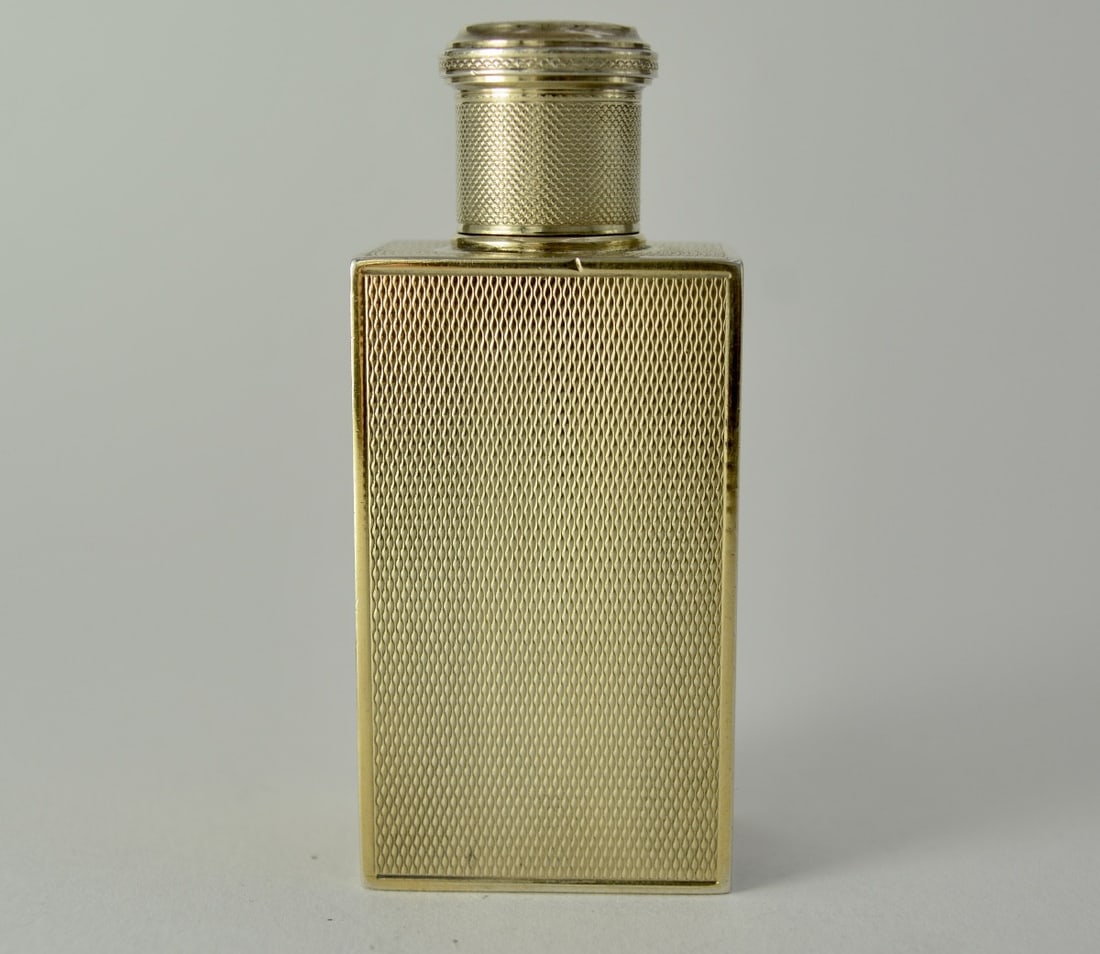 Gilt silver flask, France circa 1900, by goldsmith Gustave Keller: A gilt silver bottle, guilloché in trompe-l'œil over its entire surface, adorned with fillets and a stylized laurel frieze on the screw-on lids. Cork stopper.France, circa 1900.950/1000 silver, unma