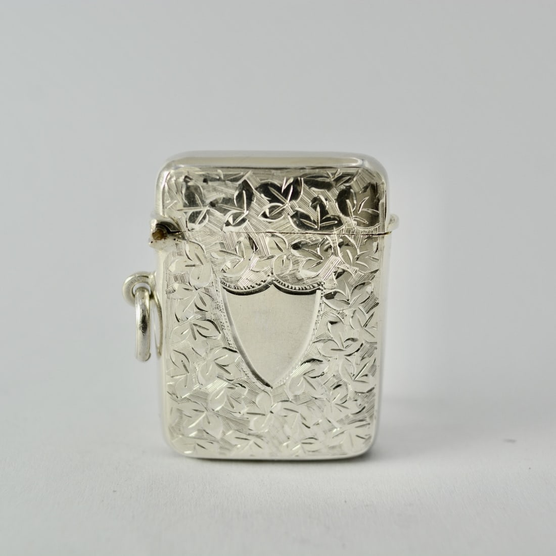 Art Nouveau. Silver pyrogen. United Kingdom, circa 1927: English silver fire tin, engraved with trefoils on both sides and a blank shield.English work, Birmingham, circa 1927.Sterling silver 925/1000.Maker's mark: Samuel M. Levi.Length: 3.7 cm.Width: 2.7 cm