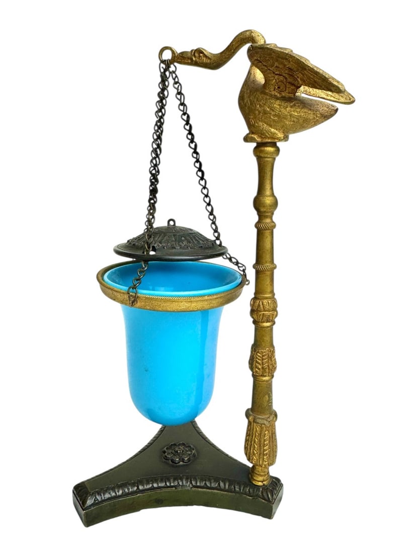 Bronze and opaline incense burner with swan decoration, Restoration period, Charles X.: A patinated bronze and opaline glass incense burner depicting a swan perched on a tripod column. The swan delicately holds a blue opaline glass bowl, suspended by chains, intended for perfumes. The ba