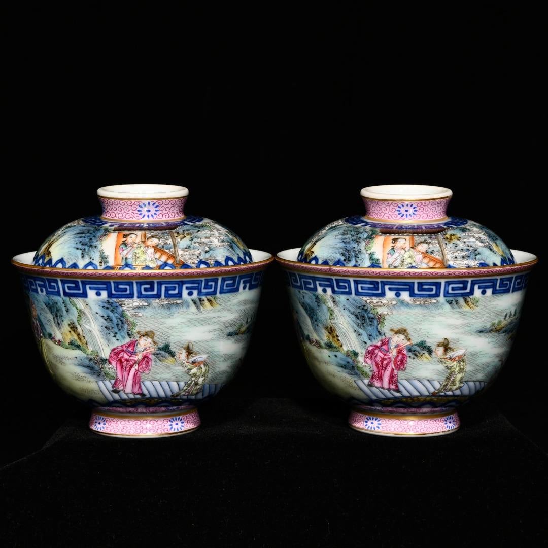 A Qing Dynasty Qianlong period blue and white famille rose covered bowls depicting Liu Zhongfu: A Qing Dynasty Qianlong period blue and white famille rose covered bowl depicting Liu Zhongfu encountering immortals, 9cm high and 9.7cm in diameter.