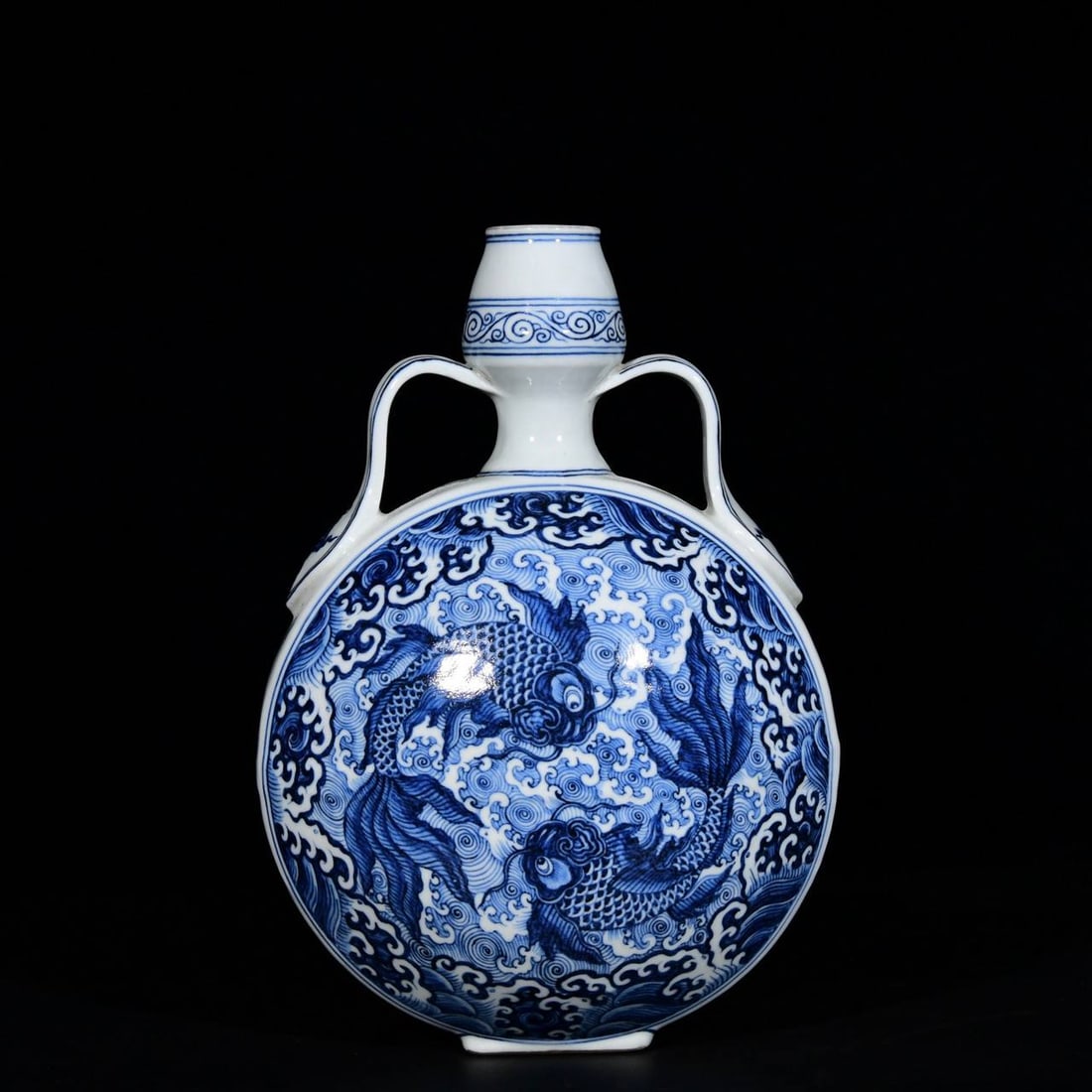 Ming Xuande blue and white flat bottle with goldfish design: Ming Xuande blue and white flat bottle with goldfish design; Size: 30/21cm