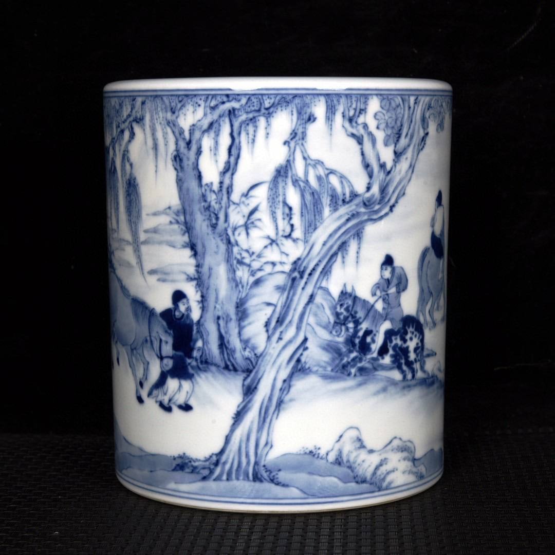 A blue and white porcelain brush pot with a bathing horse design from the Qianlong period: A blue and white porcelain brush pot with a bathing horse design from the Qianlong period of the Qing dynasty. Height: 14 cm, Diameter: 12 cm