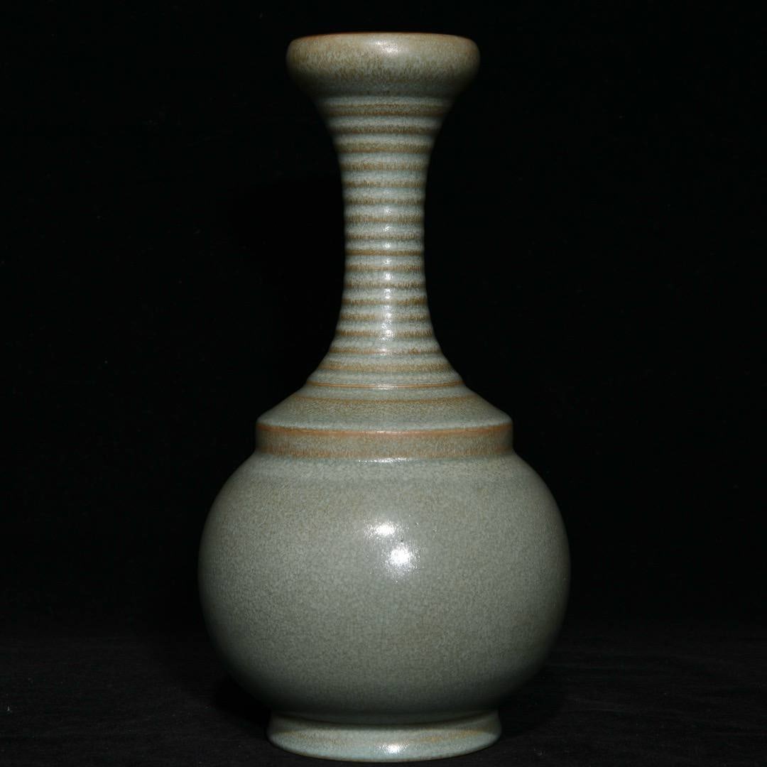 Ru ware string-patterned vase,: Ru ware string-patterned vase, 27.5cm high, 14cm in diameter