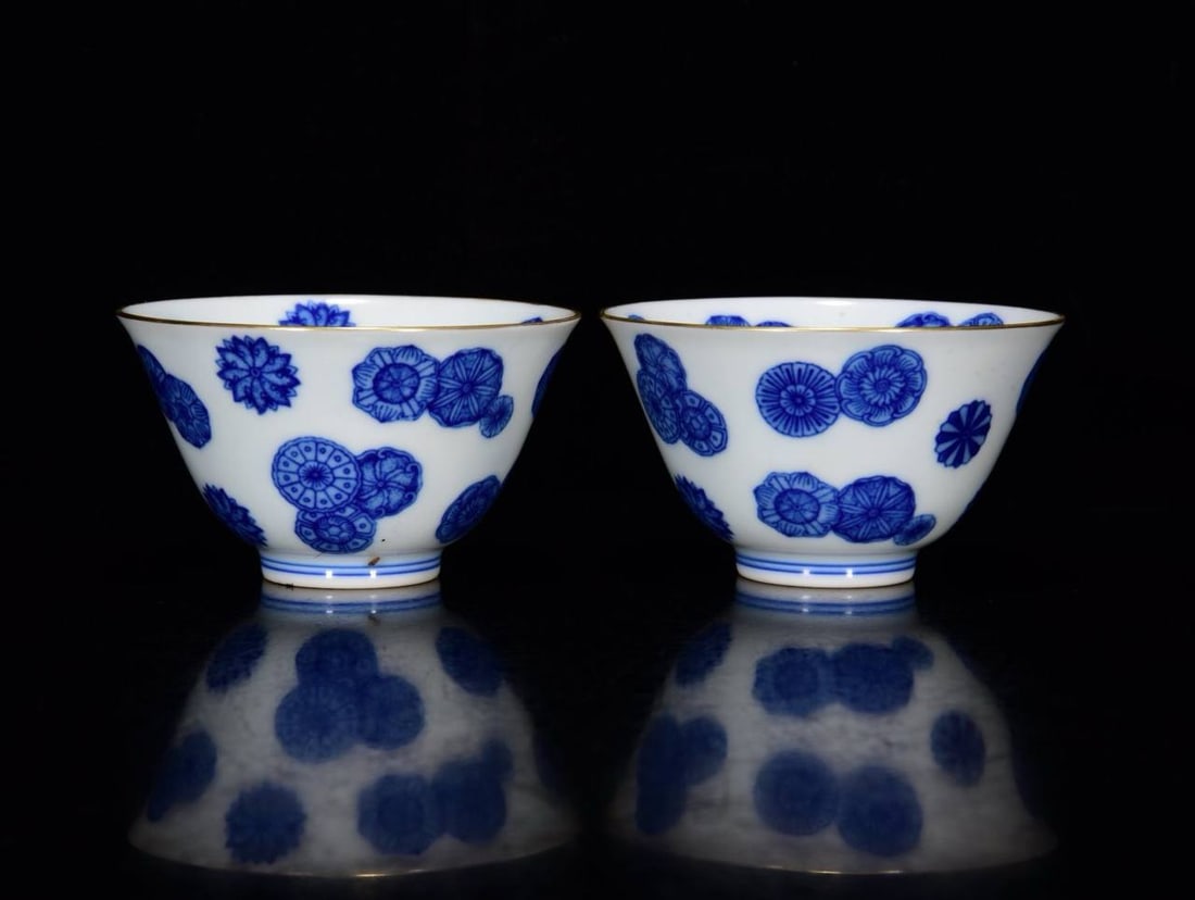 A pair of blue and white porcelain ball-shaped cups from the Yongzheng period of the Qing Dynasty: A pair of blue and white porcelain ball-shaped cups from the Yongzheng period of the Qing Dynasty, each measuring 5*8.5 cm.